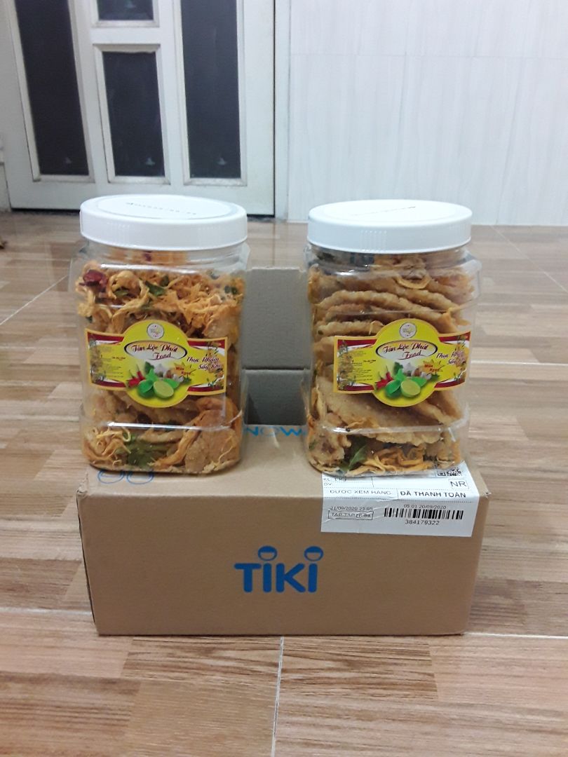 QUÁ TUYỆT VỜI! 
 
Khô gà tẩm ướp okie, cơm cháy giòn tan chứ không cứng vì dầu, thế này mà thêm vài *** thì tình bạn lại chả gắn kết bền chặt! ??
Mình cũng thỉnh thoảng hay mua hàng online thấy nhiều bạn cũng hay than phiền về chất lượng, mẫu mã không giống với lúc được review qua app nhưng mình mua đều okie cả từ khâu đặt hàng, giao hàng lẫn lúc bạn giao hàng gọi cũng không có vấn đề gì. Nói chung vẫn ưu tiên TIKI là lựa chọn hàng đầu tại cách làm rất rõ ràng với người mua.