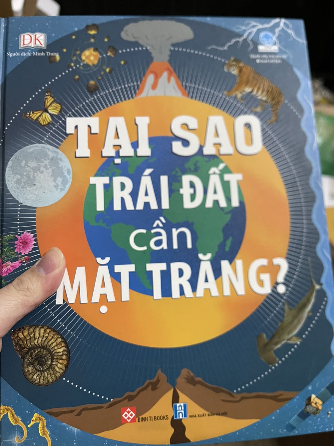 Sách đẹp, tuy nhiên khâu bảo quản của tiki thực sự có vấn đề, quyền nào cũng đầy bụi bẩn