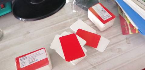 Sản phẩm thì rất đẹp, giấy một mặt trơn một mặt như A4 dày=> Giấy giầy lắm luôn 
Có điều đóng gói thì ko ổn lắm, tuy hộp đựng to nhưng trong quá trình vận chuyển lại bị đổ ra, nếu ai mua về bán lại thì chắc xỉu luôn quá >< NHƯNg vì sản phẩm đẹp nên 5* nhé! (mua 3 cục đều là màu đỏ hết, shop nên cho màu khác nhau nhé !)