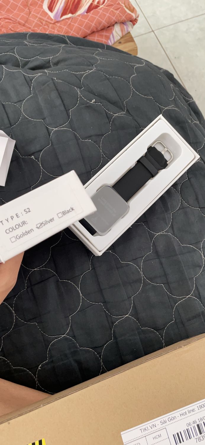 Mình nhận đc đơn, đặt trắng mà kko tiki lưu đen. Mình gọi shop, shop hỗ trợ mình thêm dây trắng ok lắm. Lúc mình cài đặt đt không biết, shop liên hệ lại hỗ trợ cài đặt nhanh lắm luôn. 
Cám ơn shop nhiều 🥰