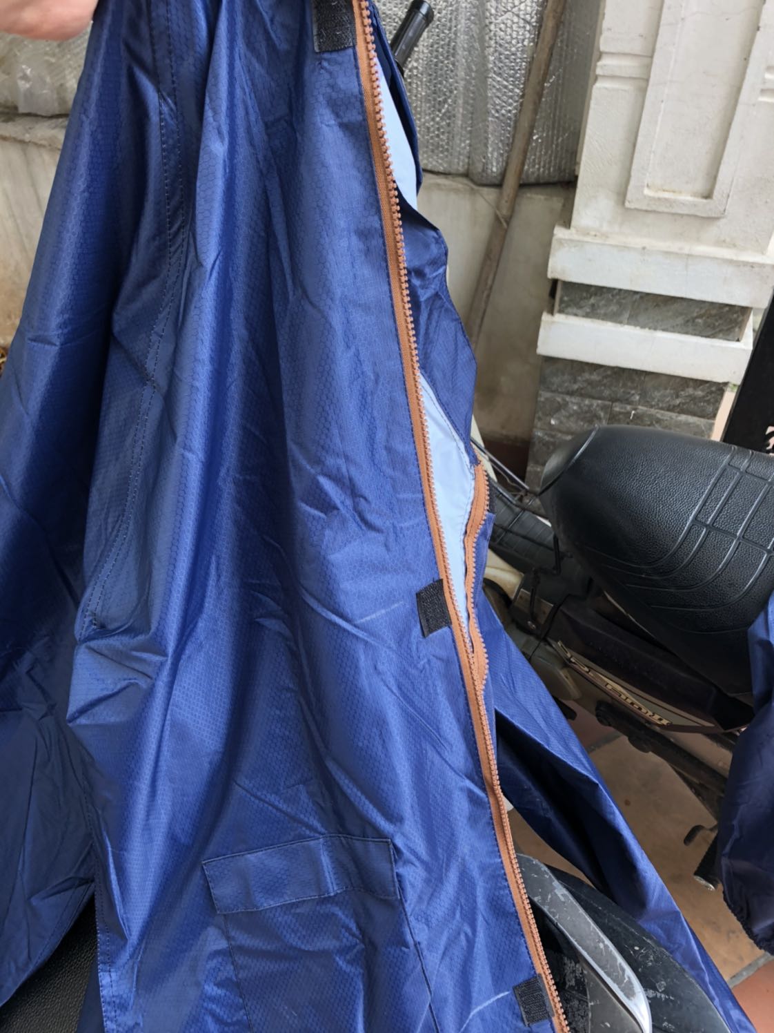 Hơi thất vọng chút vì đặt size 4xl lại chuyển hàng 3xl. Thử quần hơi chật. MONG TIKI LIÊN HỆ ĐỔI LẠI giúp đúng size đã đặt. Đánh giá chung: hình thức khá đẹp, vải dù 1 lớp mỏng, gọn nhẹ. Cơ bản là ổn nếu đúng size sẽ đánh giá cao hơn