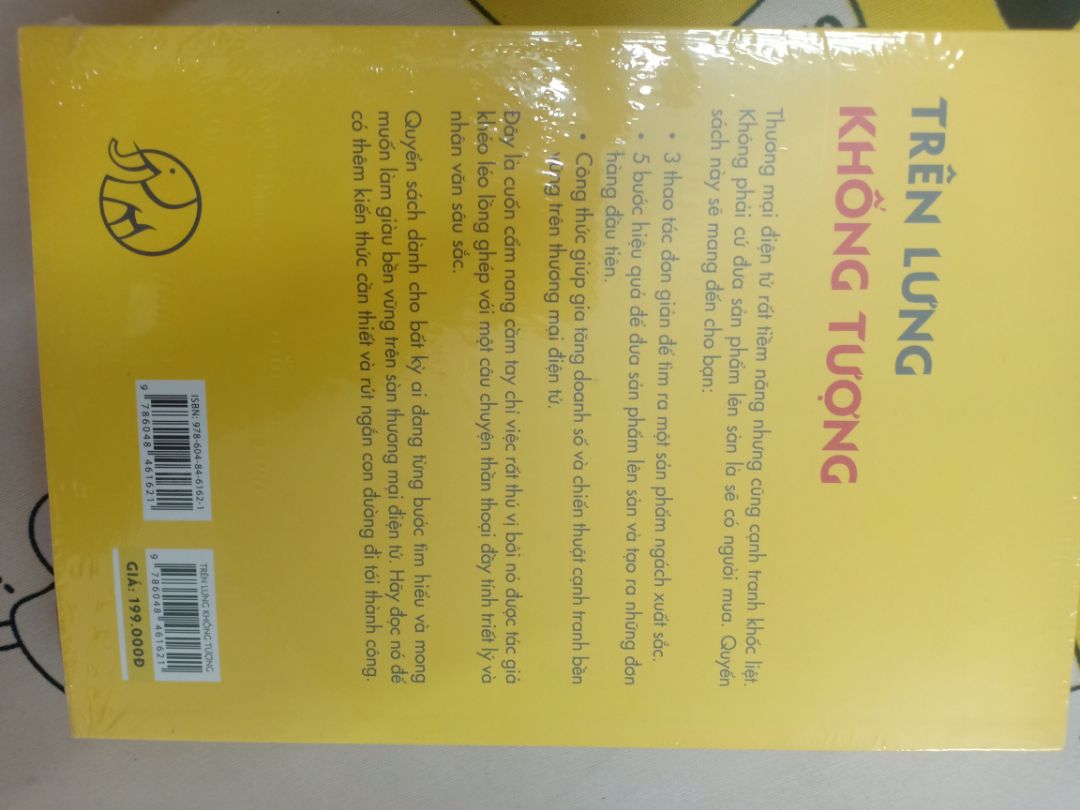 Quả thật, sản phẩm nào cũng anh Phong cũng chất lượng các bạn ạ! Về khâu vận chuyển thì phải nói là bao nhanh luôn, đúng không phụ lòng các độc giả như mình luôn háo hức được cầm trên tay quyển sách mới ra lò của anh ấy!😀😀😀. Về cách trình bày khá đẹp mắt, cũng như nội dung rất hấp dẫn lôi cuốn bạn đọc từ trang đầu đến trang cuối. Quyển khởi đầu bằng ba bài học quý báu và kết thúc bài học thứ ba. (bài học 1: nếu ko có kinh nghiệm thì hãy bắt đầu thật nhỏ; bài học 2: thành công ko bao giờ là mãi mãi, đừng ngủ quên trên chiến thắng!; bài học 3: hãy tập trung vào sản phẩm)