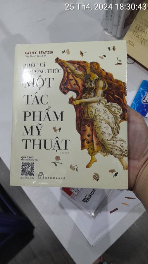 Sách nhỏ hơn so với tưởng tượng của m. Sách đẹp, chuẩn nxb Trẻ. Mình chưa đọc nên chưa nói được về nội dung. Giá sách đắt