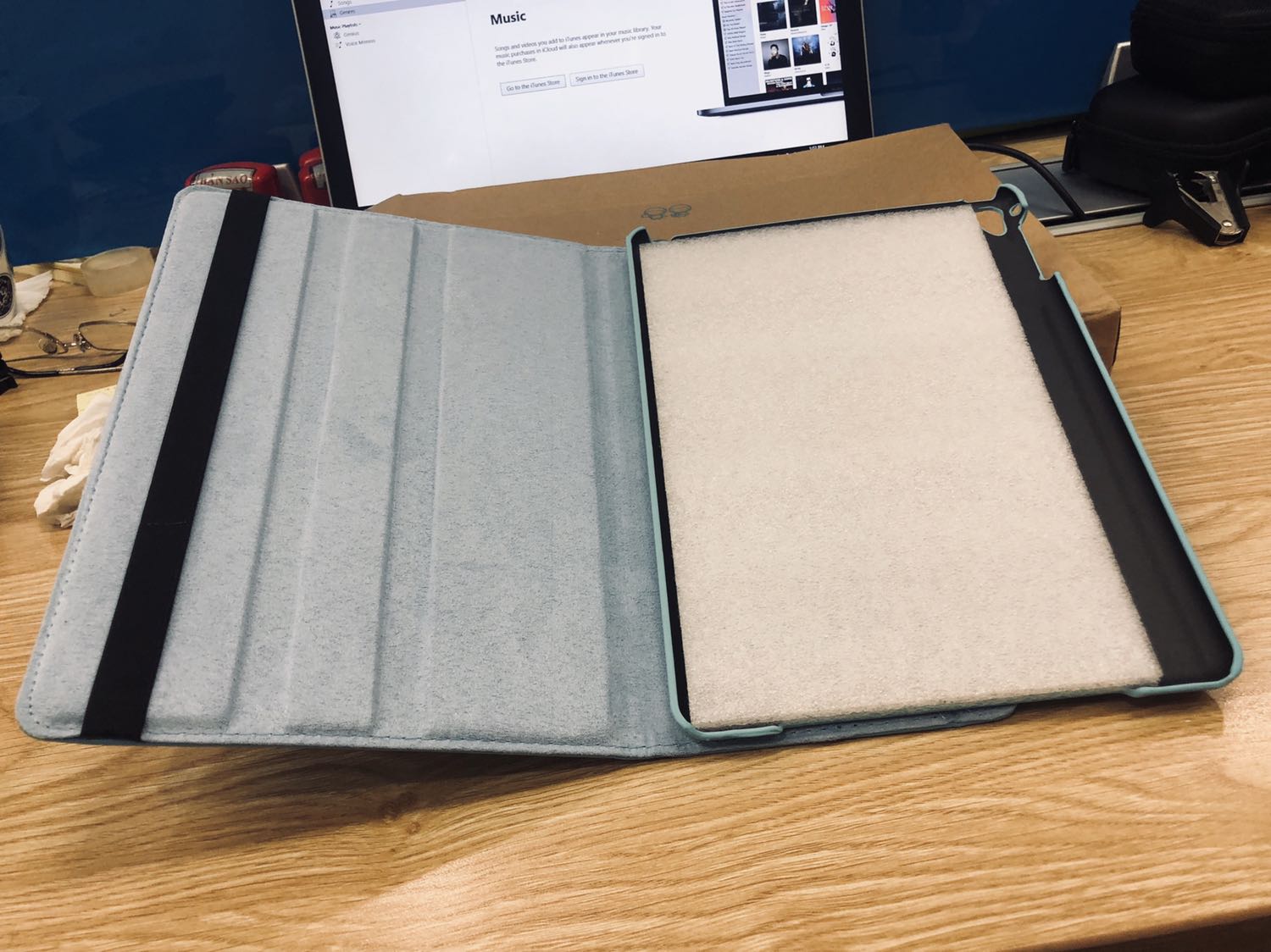 Sản phẩm tốt, vừa với iPad Air, dù phần nhựa làm hơi bị cứng, không chống shock được mà còn có thể làm trầy máy. Tuy nhiên với giá này thì không thể đòi hỏi nhiều. Xoay 360 độ và có thể để máy đứng chiều dọc. Cám ơn Tiki!