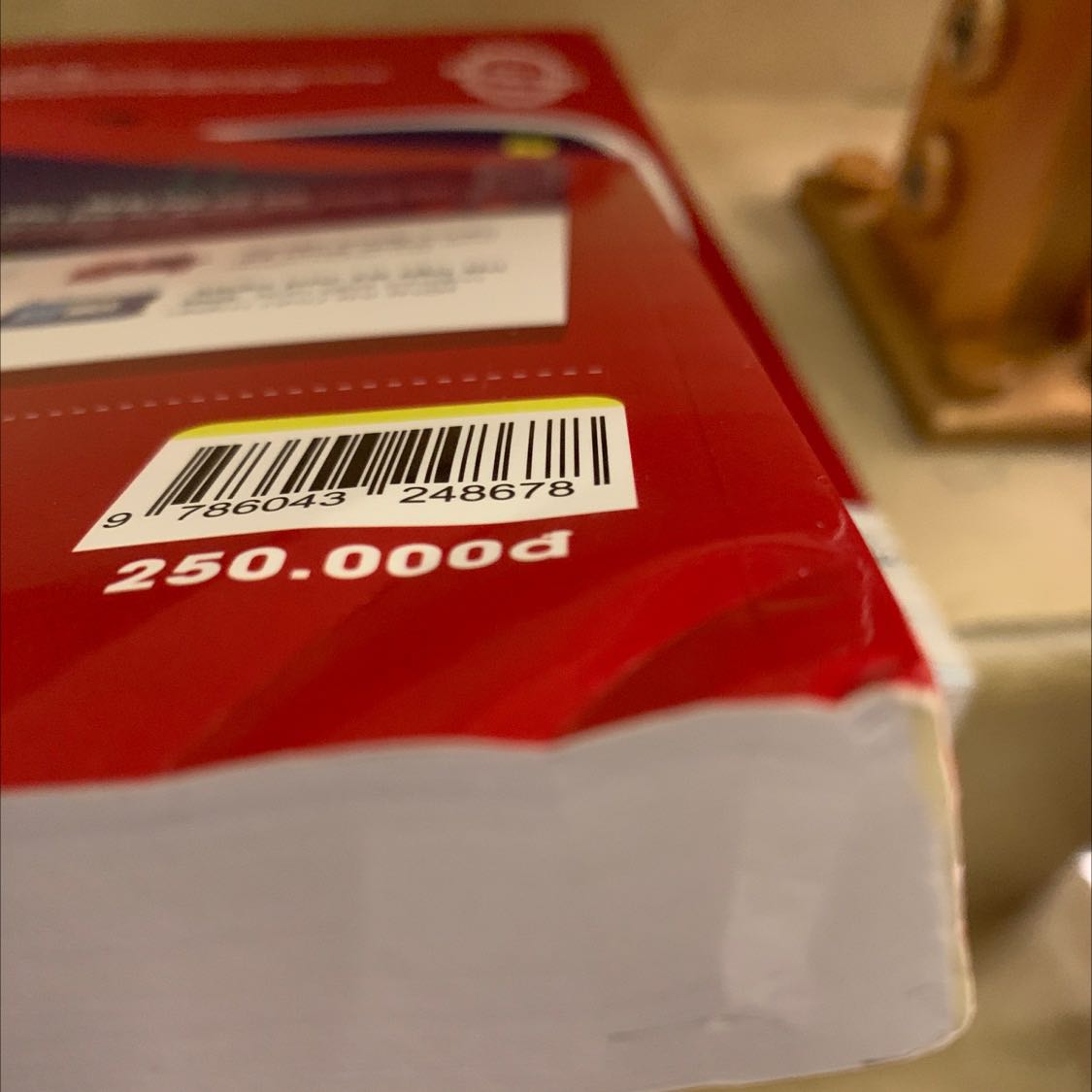 Gáy sách bị móp, nhàu hết, các trang sách chưa tách ra.