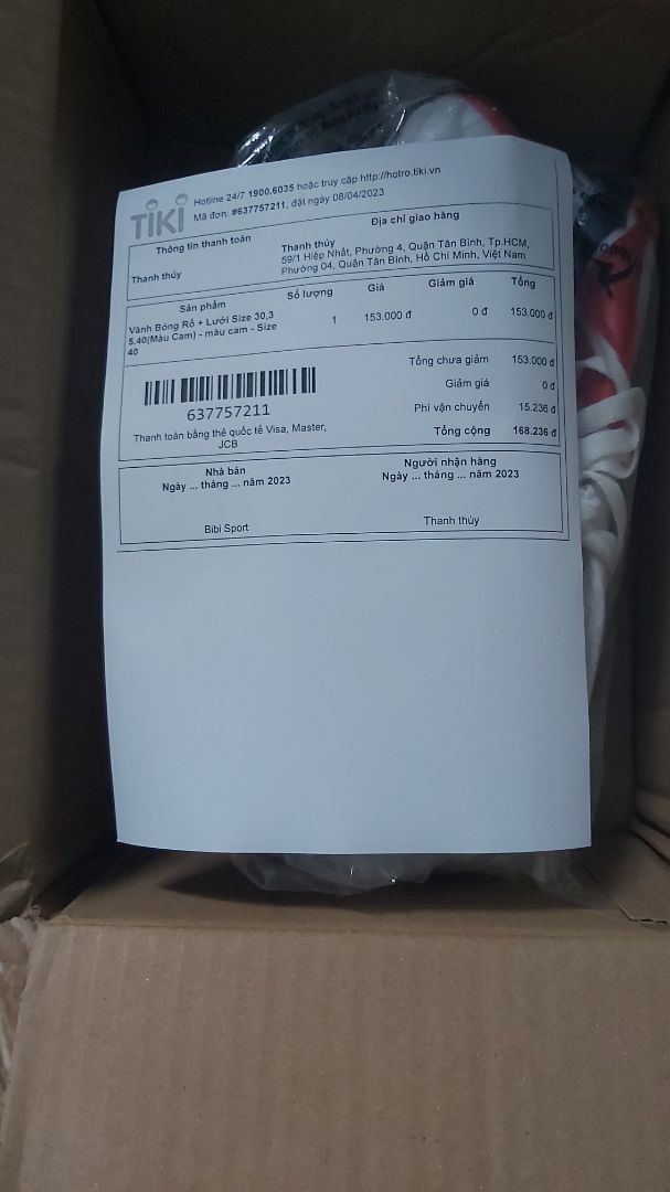 Đặt vành bóng rổ sao giao đôi giầy. Yêu cầu trả hàng