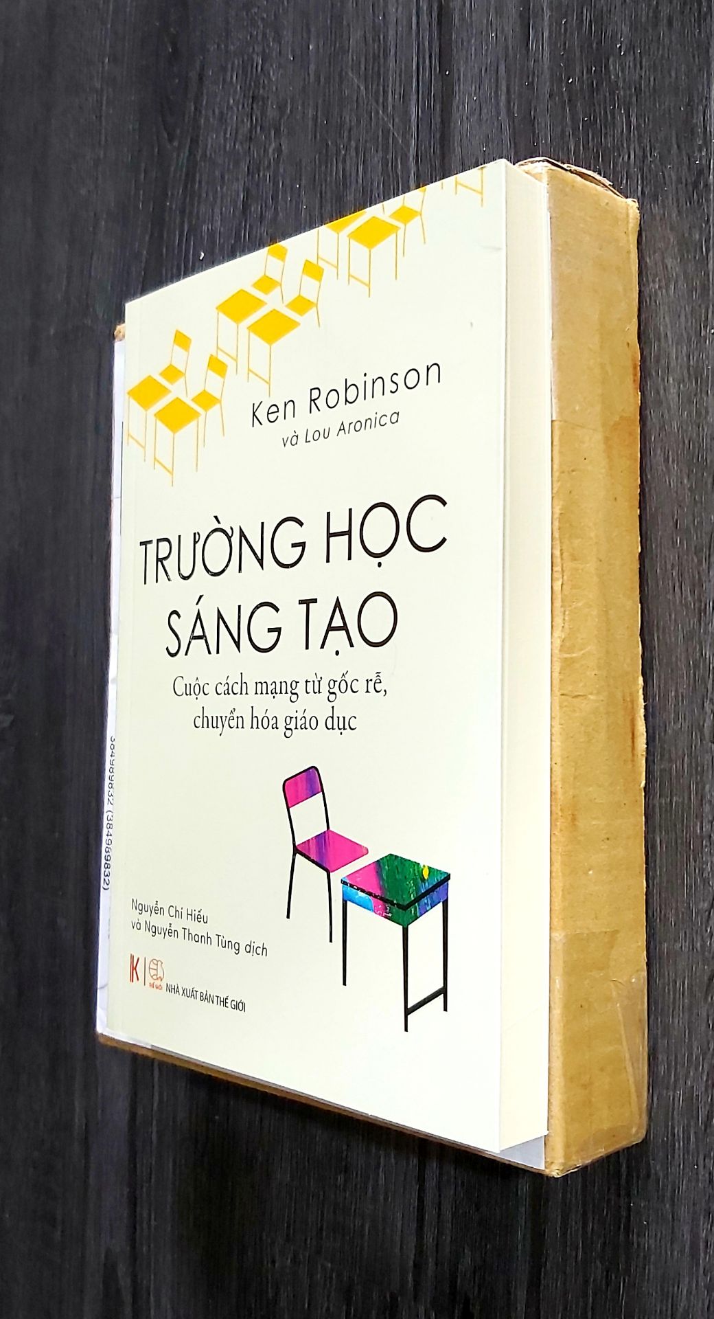 Cuốn sách này là tác phẩm quan trọng đúc kết kinh nghiệm giáo dục hơn 40 năm của Ken Robinson. Qua đây, ông muốn nói rằng giáo dục cần giống như chăm sóc một khu vườn có nhiều loại cây, cần phải có đủ điều kiện tốt cho mọi loại cây và cho miếng đất tốt, để chúng phát triển. Đây chính là nền giáo dục sáng tạo, nhân bản, và phù hợp với thế hệ trẻ và tương lai của đất nước. Cảm ơn Khải Minh Book (khaiminhbook.vn) và đối tác liên kết là cầu nối giữa tác giả và bạn đọc.
Mình luôn ủng hộ Tiki, chất lượng dịch vụ tốt và thân thiện với KH.