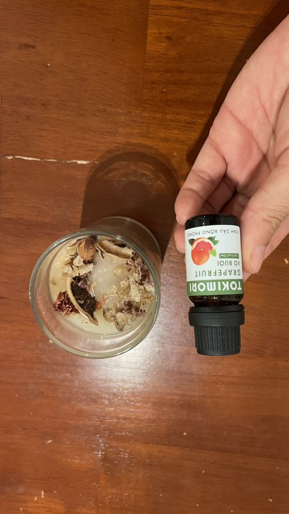 Xông tinh dầu bưởi nhớ mấy hồi bà nội nấu nước xông giải cảm bằng vỏ bưởi với lá bưởi ghê. Còn mẹ mình xông tinh dầu sả xong thì bảo tao thèm nồi ốc luộc. Dễ xợ thiệc. Chai tinh dầu nhỏ xíu, xinh xắn mà xài mỗi lần có mấy giọt nên lâu lắc mà chưa có hết.