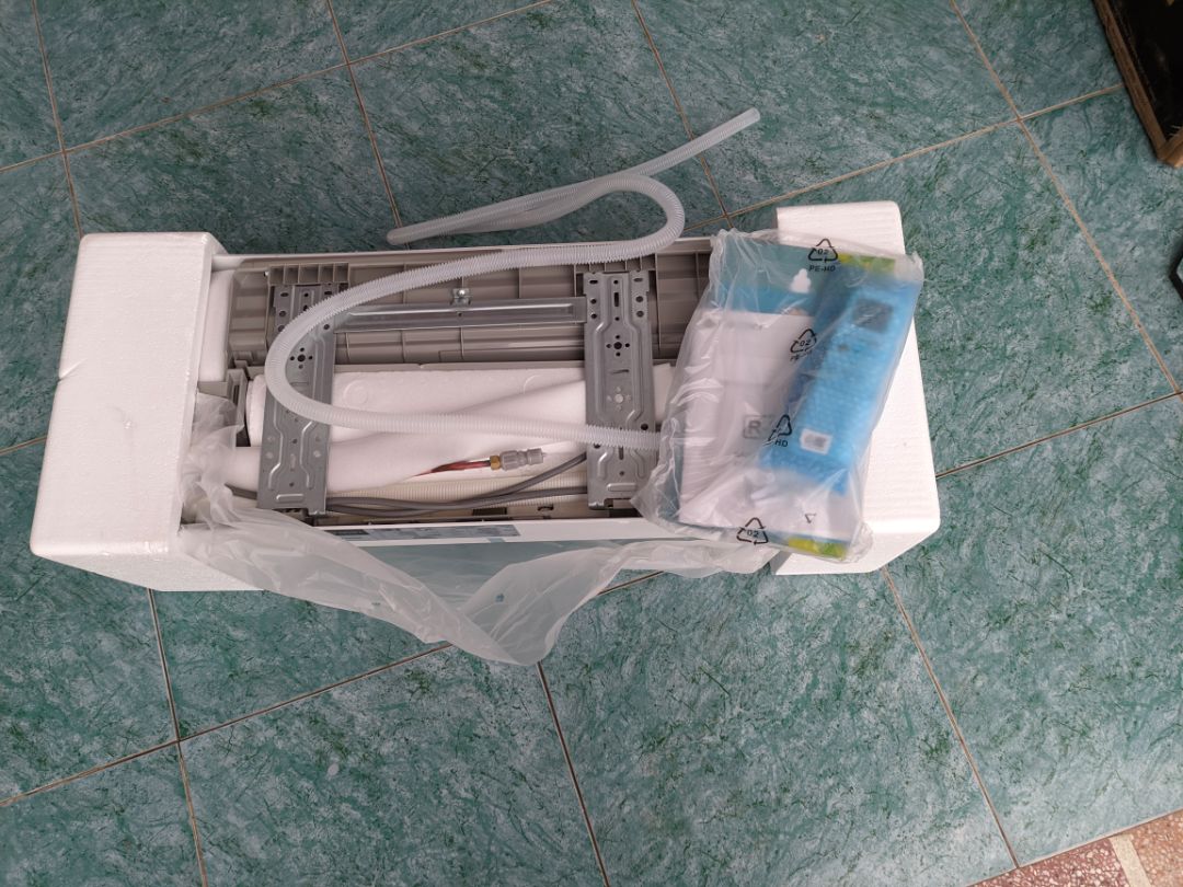 Giao hàng khá lâu mất 1 tuần, do ở ngoại thành lên không dùng được Tiki Pro. hàng chỉ ship tận nhà thôi đóng gói của hãng thì chắc lịch.
Thuê thợ ngoài lắp đặt và ống đồng hết 650k + máy 5tr nói chung cũng ổn trong tầm giá, trải nghiệm thử mát nhanh và sâu còn điện tiêu thụ chưa *** do không có inverter lên có khi khá tốn