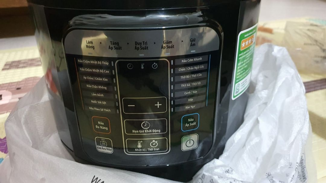 Nồi đẹp, chắc chắn, dùng rất thích. Mình được tặng kèm máy vắt nước cam rất ổn. Tiki giao hàng nhanh nhiệt tình.
Nhưng mình không tìm thấy phiếu bảo hành hay tem dán gì trên sản phẩm để đăng ký bảo hành, nhờ shop thông tin giải đáp giúp