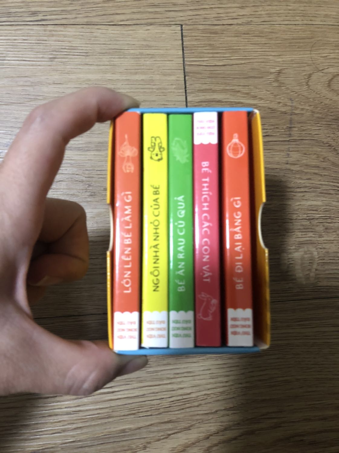 Cứ tưởng cuốn sách bự 
Nhưng mà chất lượng lắm
Màu sắc đẹp, cầm vừa tay, bé mình rất thích