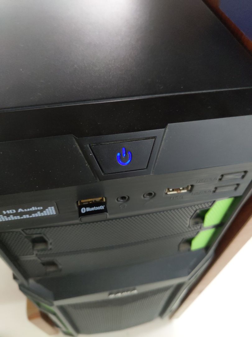 Giao hàng chậm máy ngày, nhận hàng thì lỗi  ko kết nối đc, gửi phản hồi thì tiki lại yêu cầu phải quay video khi bóc hộp. Đơn hàng có hơn 100k có nhất thiết phải như vậy không? Mình chụp ảnh như vậy còn chưa đủ để chứng minh sản phẩm lỗi hay sao? Nói chung tiki xử lý rất kém!