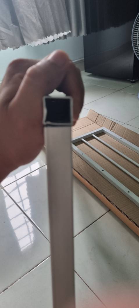 Về thẩm mỹ: Đẹp 9/10
Độ chắc chắn: khá ổn 8/10
Độ thiện: 6/10. Các đầu vít lồi lõm sau khi lắp.
Khá khó lắp đặt. Nữ mà mua về thì nên nhờ bạn nam lắp đặt giúp.