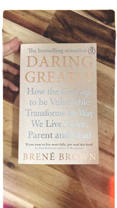 Bạn review ở bên dưới đã giới thiệu cuốn sách này cho mình. Cảm ơn bạn nha. Sách đến nhanh. Bìa giấy, nội dung thu hút.