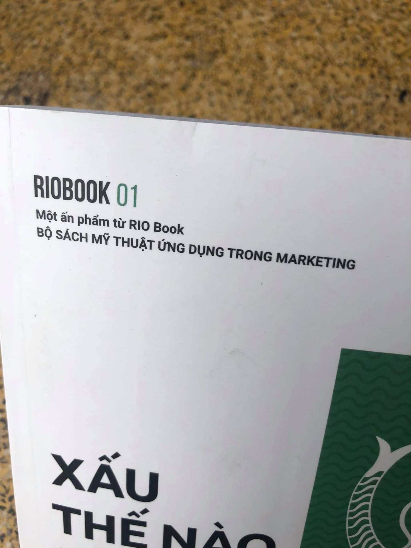 Hộp ngoài cầm muốn rã cả ra, bên trong không có lớp gói nào, lỡ như thấm một chút nước là ướt luôn quyển sách. Bỏ tiền ra mua quyển sách giá gốc gần 200k mà nhận như ở mấy tiệm sách cũ, ngoài bìa thì bẩn toàn dấu tay đen, tệ hết sức.