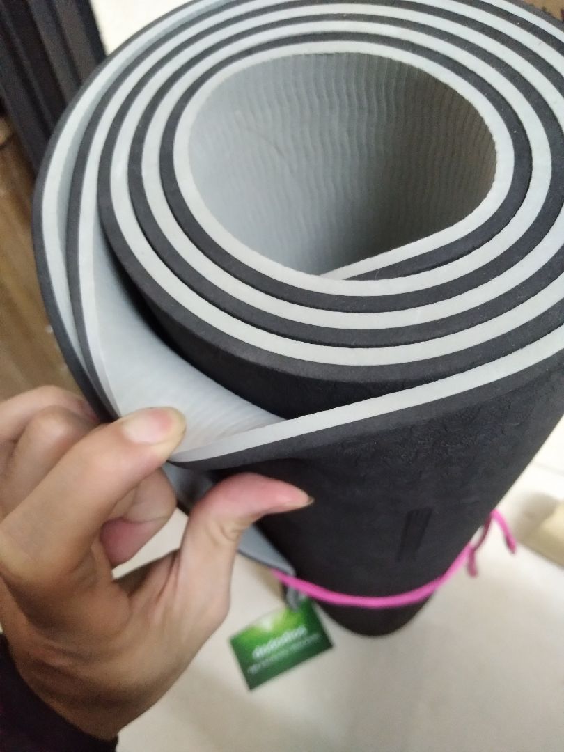 Dùng hơn 2 ngày rồi khá là okela, shop có hỏi han khi mình không biết cách dùng mặt thảm trên hay dưói, vote hài lòng vì phản hồ i khá là nhanh, mình cn trai mà được brand dodo gửi cho đúng màu đen đúng màu cần luôn, điểm cộng nữa cho sự tâm lý của shop, thảm khá dày và chống trơn trượt khá tốt, tất cả rất ổn trừ việc người giao hàng không thân thiện lắm
sản phẩm tốt, shop nhiệt thành, ok đáng mua