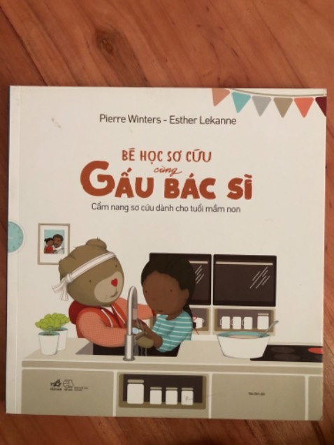 Sách có vết bẩn ngoài bìa, mép hơi quăn nhẹ.
Sách được giới thiệu là cẩm nang sơ cứu cho trẻ mầm non nhưng rất nhiều chữ. Nội dung không phải là thú vị lắm. Cách trình bày cần có nhiều hình ảnh minh hoạ rõ hơn cho nội dung và cần sinh động hơn nữa. Sách này có thể phải học sinh tiểu học và đồ hỏi kiên nhẫn để đọc.