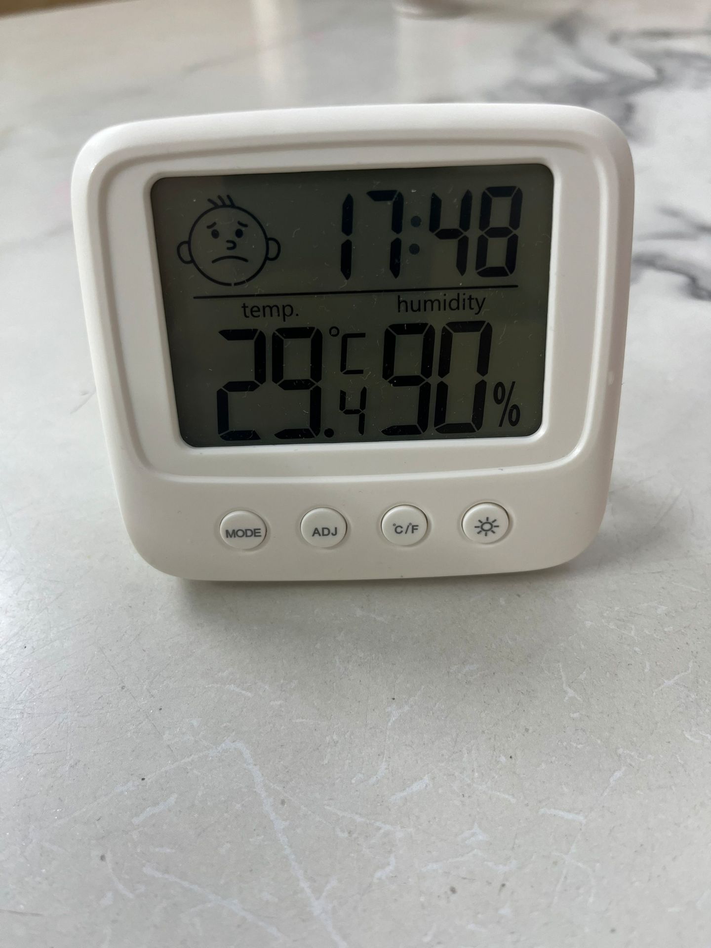 nhận sản phẩm rất vui, dùng rất ưng. nhưng sài gòn mấy này mưa gió nên máy cứ làm mặt buồn mãi thôi. nên mua máy này để biết nhiệt độ và độ ẩm trong phòng vào cái mùa mưa này nhé mọi người. cho shop 5 sao về sản phẩm và dịch vụ.