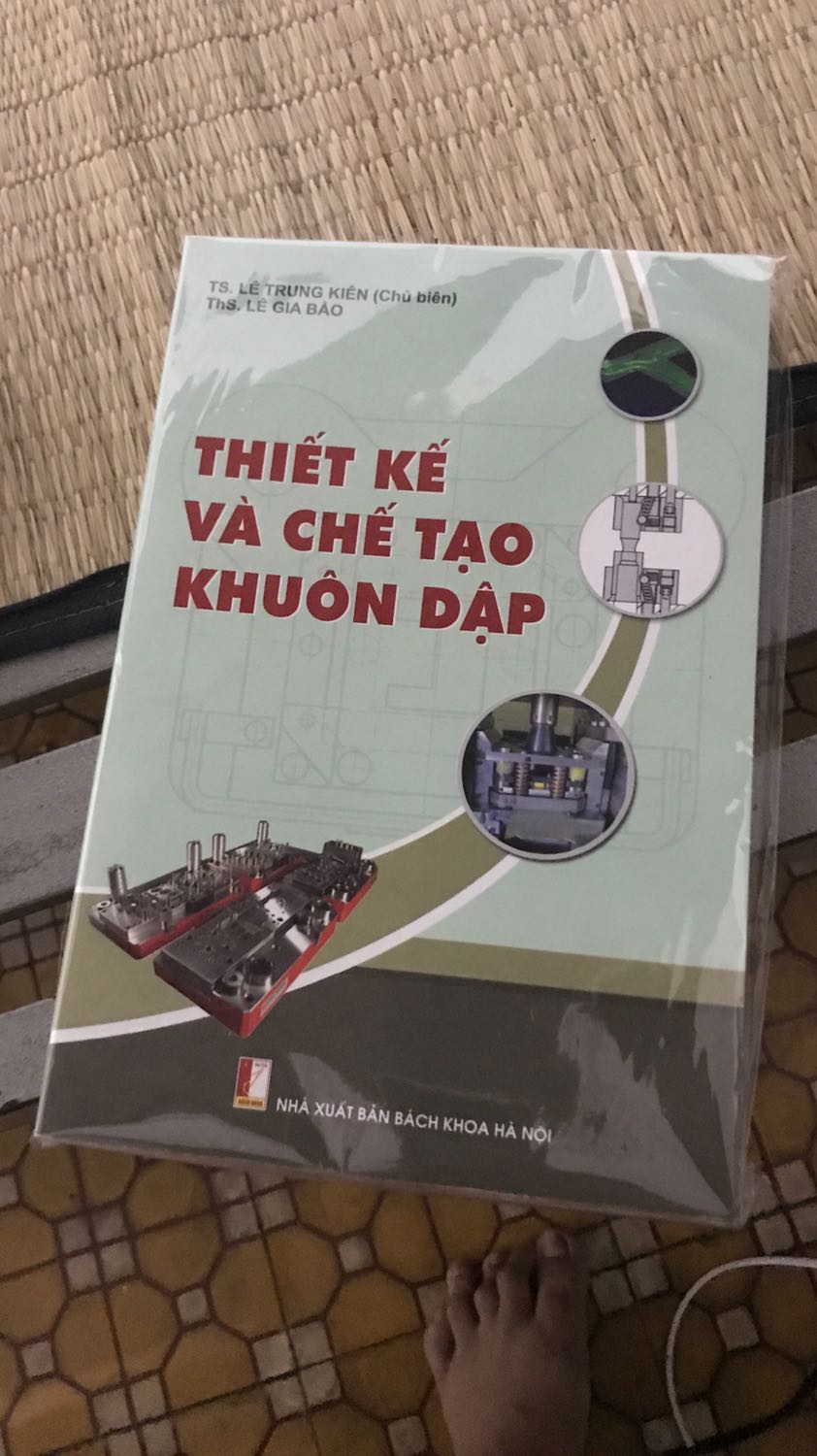 Đặt hai cuốn sách luật giờ giao thi giao sách chê tạo máy các thứ. Làm việc thiêu trách nhiêm