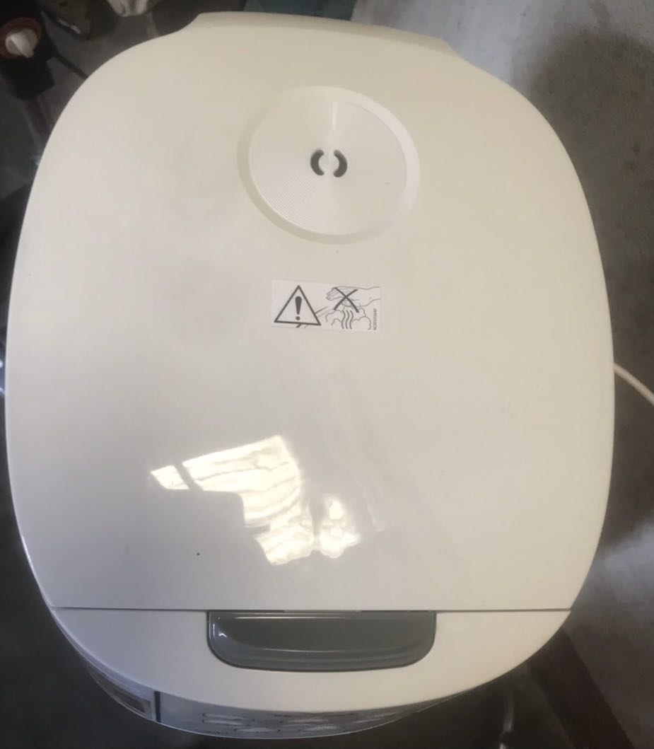 tadaaa, vậy là chiếc nồi cơm yêu thích đã ở trong tay mình rồi, cứ ngỡ dịch thế này sẽ phải đợi lâu lắm mới nhận được, nhưng không chỉ sau 4 ngày đặt hàng là mình đã được nhận rồi. Nồi cơm của hãng này cũng như chảo chống dính thì không lăn tăn gì cả, tuyệt vời.