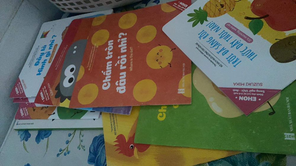 Sách mới đẹp, đóng gói bằng giấy rất đẹp mắt, bên trong vẫn có chống sốc, hàng nguyên vẹn nên mua, giá rẻ hơn shop khác, bé mình 3M đọc rất chăm chú