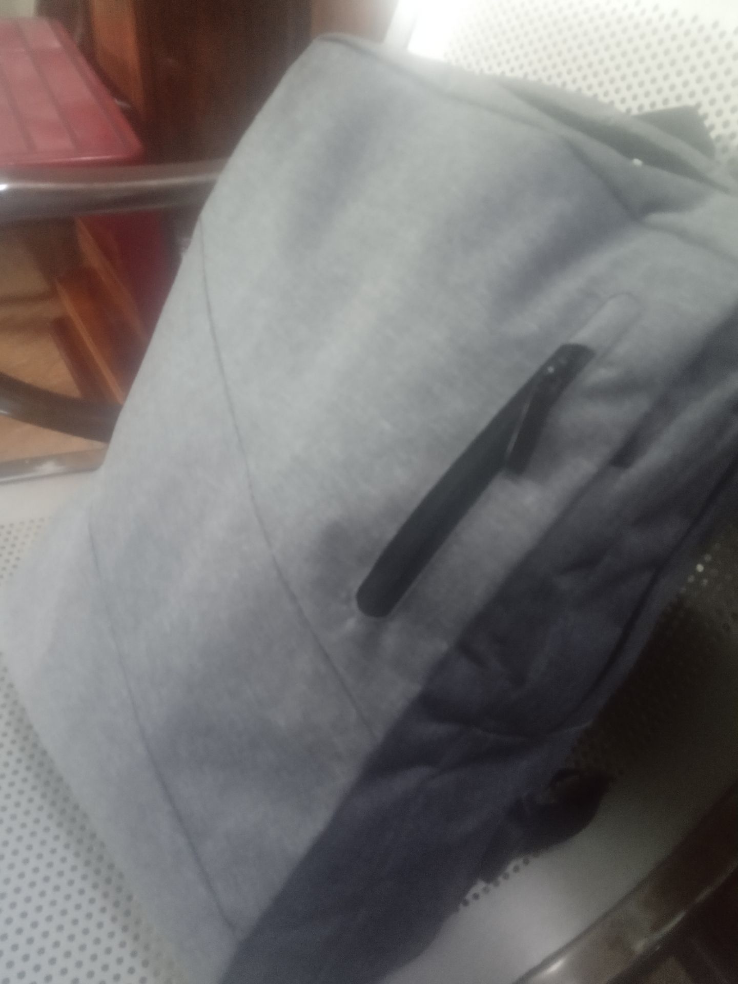 Sản phẩm giống mô tả, vải và đường may có vẻ chắc chắn. Có dây cổng sạc usb nhưng mình ko có sạc dự phòng để thử. Balo phù hợp dân văn phòng, sinh viên, có thể chứa một ít đồ nhỏ gọn khi đi du lịch. Hài lòng với sản phẩm, shop và tiki. 5Star
Hôm nay xem lại đánh giá mới nhớ là có tặng móc khóa, nhưng mình không nhận được.