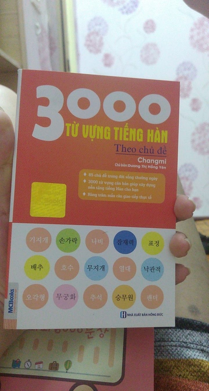 sách gồm 10 chủ đề. mỗi chủ đề lại gồm các phần nhỏ. mỗi phần sẽ có từ vựng, giải nghĩa, phiên âm và 1 đoạn hội thoại nhỏ về các từ đó