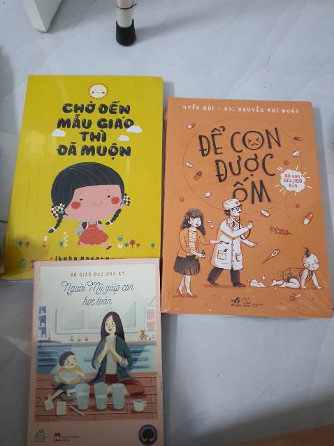 Mua 3 cuốn thì shop giao chỉ 2 cuốn vs 1 cuốn sách không tặng gì đó, có chút éc, liên hệ từ chiều hôm qua tới sáng nay vẫn ko ai rep.
Mình đã lh Tiki hổ trợ và hoàn hàng trả tiền.
Không bao giờ mua ở shop này nữa