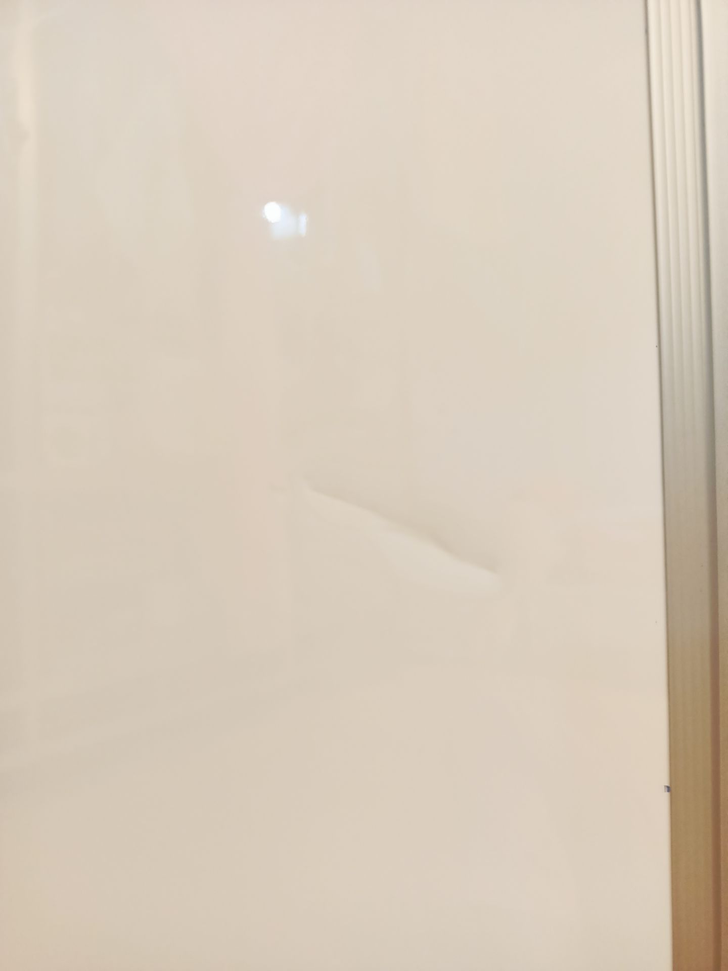 bảng bị lõm một đường dài và lõm một đường tròn. Nhưng do sp to bự, thí điều ship k giao nhưng r rốt cuộc ship củn mần siêng giao, do kho ở thị trấn đóng cửa nên ship pải lấy hàng ở kho cách đó hơn 20km với sp 1m3x90cm nên thui nhận sp bị lỗi nhưng vc cả một quá trình, coi như mua sp lỗi với giá giảm zậy!