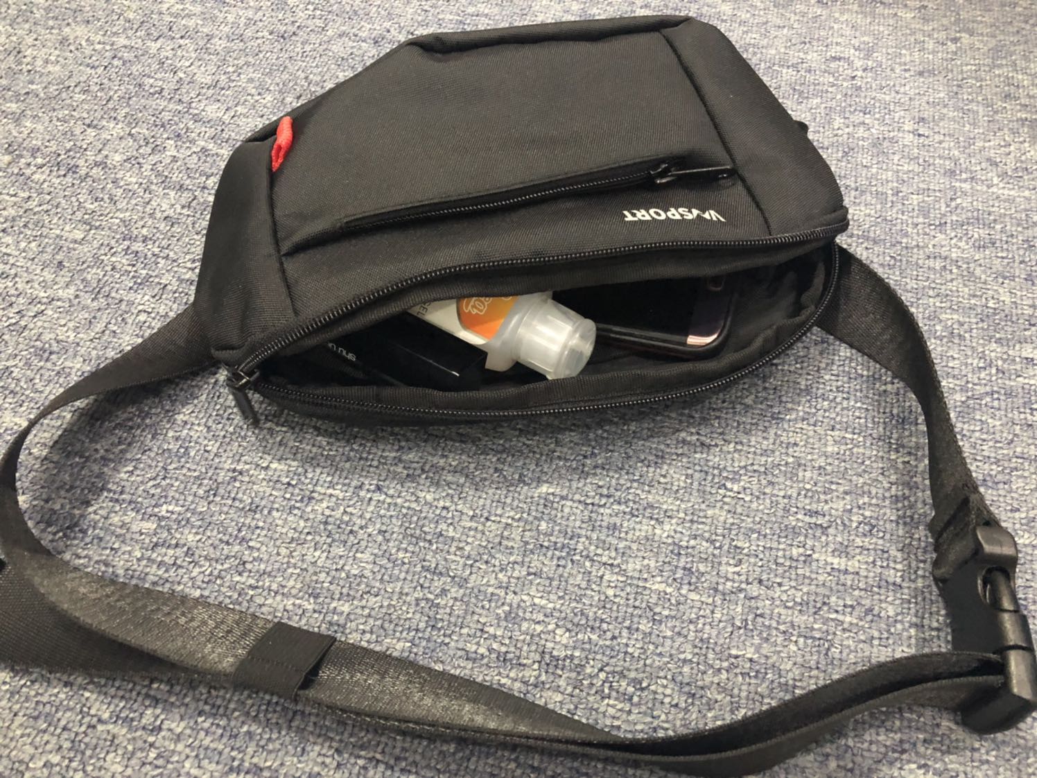 Chất liệu đẹp, cao cấp. Bỏ vừa đt, son môi, nước rửa tay và tỉ thứ linh tinh của con gái :))) tiện dụng quá chừng.
Mình đã thành khách ruột của shop, tặng shop 5 sao về chất lượng nhé