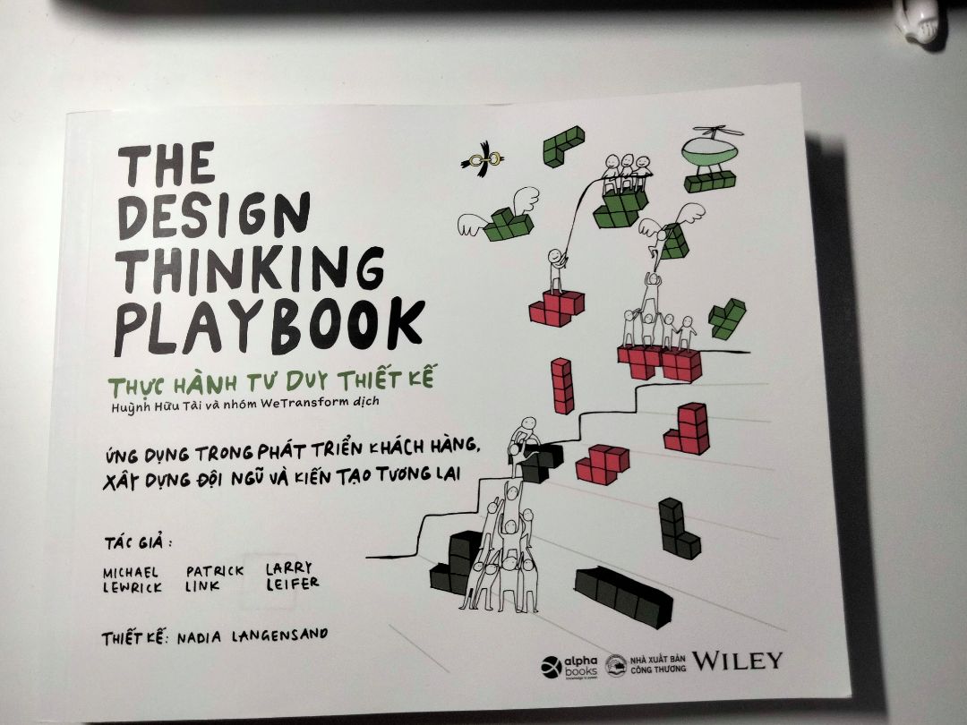 Lúc nhận hàng nhìn cái hộp rách mà sợ 🥲 may mà sách bên trong ko sao. bạn nào muốn tổng quan về tư duy thiết kế nên đọc quyển này. nó đưa cho mình góc nhìn tổng quát hơn. còn nếu về sự chuyên sâu thì sách này chưa đến. nó chỉ sơ qua để mình hình dung đc tổng quan thiết kế như nào 🥰