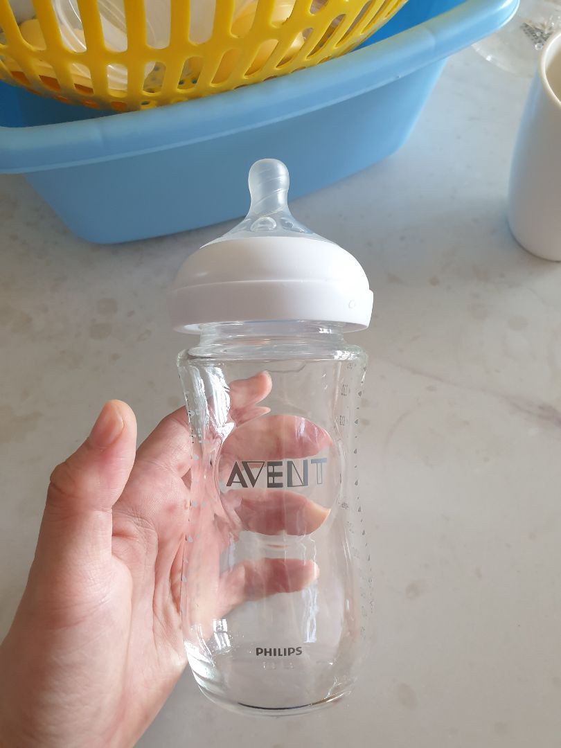 bình phù hợp với bé trên 2 tháng và uống sữa mẹ vì bình thủy tinh dễ hâm hơn bình nhựa nhưng mẹ phải cầm cho bé vì khá nặng