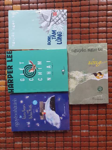 Sự lắng nghe, thấu hiểu của một người cha dành cho con cái thật đáng ngưỡng mộ và học hỏi.
Những nhân cách hình thành qua từng mẩu chuyện vụn vặt đời thường của cô cậu bé cái mà ngầm giáo dục những bạn cùng trang lứa những cách cư xử và lối nghĩ sao cho phù hợp.
Cả về câu chuyện xử án của người da đen mà người cha - luật sư thua kiện cái giúp người đọc hiểu rõ nhiều phần về nạn phân biệt chủng tộc bức bối thời bấy giờ.
Câu chuyện từng bước đi vào trí tưởng tượng của một cô bé những năm đầu cấp một, ngây thơ, vô tư, và dần lớn qua từng biến cố.