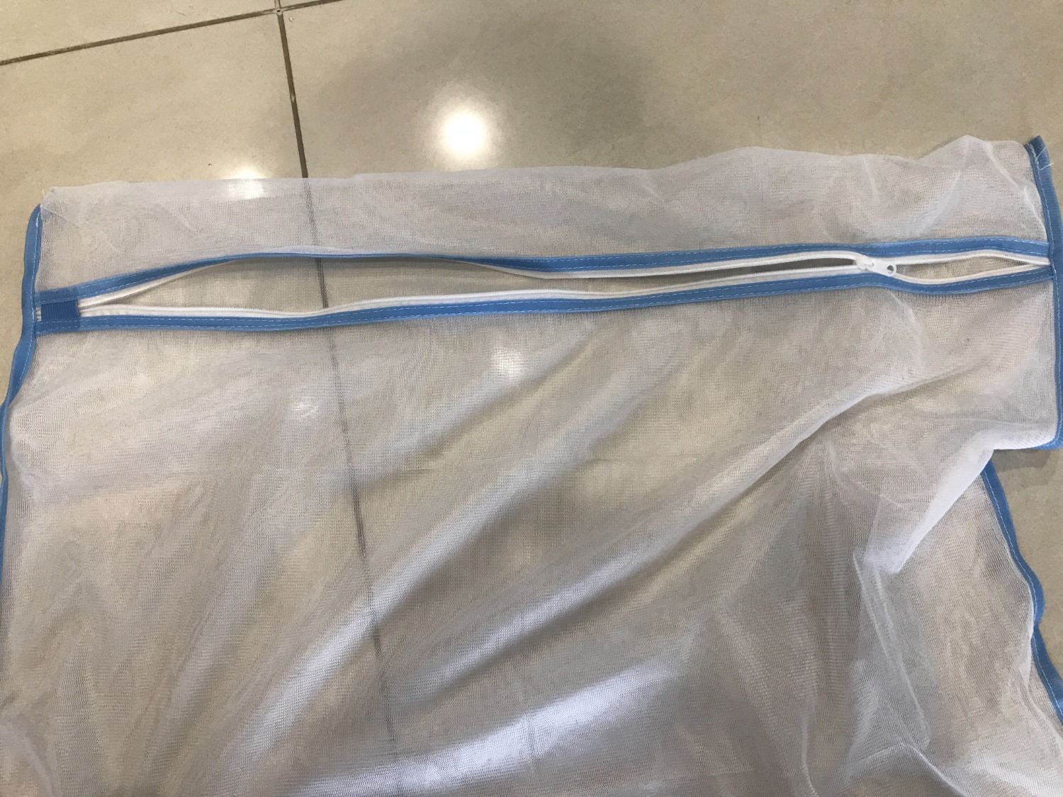 tôi có sử dụng lưới giặt (hình lưới dây kéo màu xanh lá) gần 1 năm. tuy nhiên dây kéo sử dụng cũng lâu nên hư. tôi thấy đánh giá sản phẩm này khá tốt nên mua của đơn vị bán hàng "kosuytu". Tuy nhiên sau 1 lần giặt, tôi đã bị hư dây kéo, điều này khiến tôi khá thất vọng, vì sản phẩm không giống mô tả, nhưng tôi nghĩ là cũng là lưới giặt, nên cũng hao hao giống nhau, nên tôi không đổi trả và vẫn mở ra sử dụng. Tôi thông tin để các bạn lưu ý nhà bán hàng này và sản phẩm kém chất lượng như trong hình.