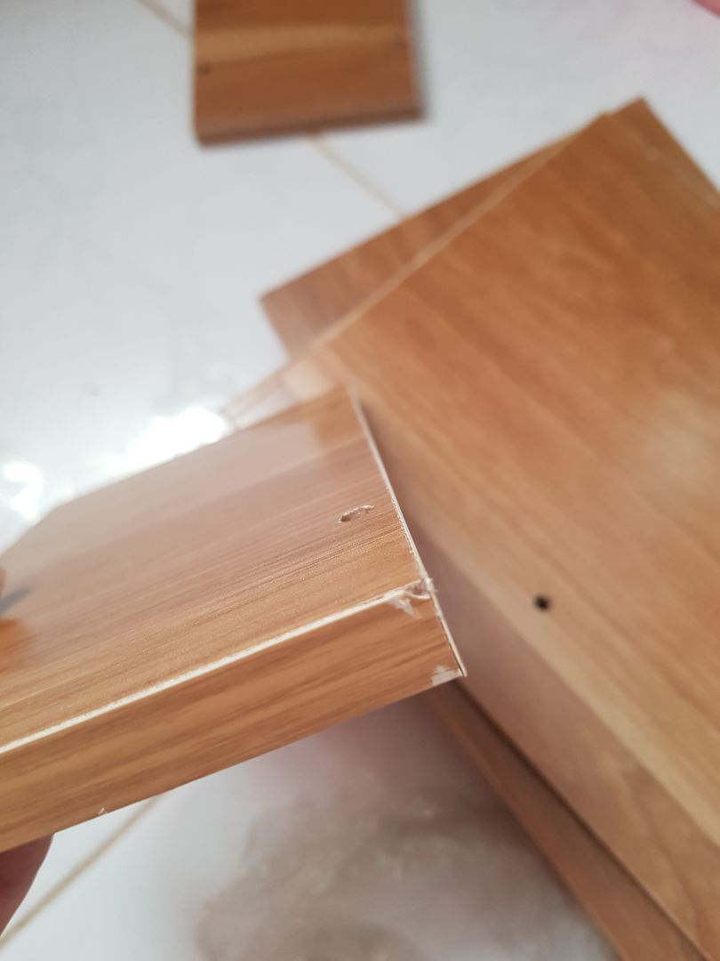 những mảnh này sai rồi, 2 mảnh nhỏ này ghép sao cho được như hình mẫu? Còn 5 mảnh lớn này thì chỉ có 2 mảnh được khoét lỗ trên thân tấm còn 3 mảnh kia chỉ có lỗ được khoét ở cạnh ngắn thôi. so với giá mấy chục nghìn thì tạm ổn nhưng vấn đề là bây giờ ghép lắp như nào shop?