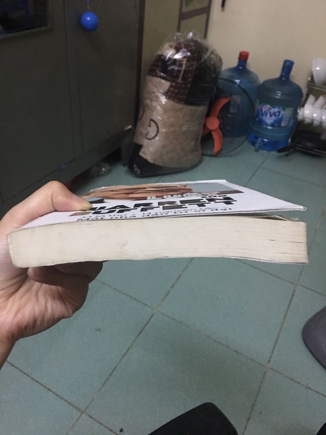 Mình vừa nhận sách ngày hôm nay, sách này chắc là sách cũ, gáy sách thì gẫy do người đọc trước , mặt trên và mặt dưới của sách thì vừa bẩn vừa quăn queo