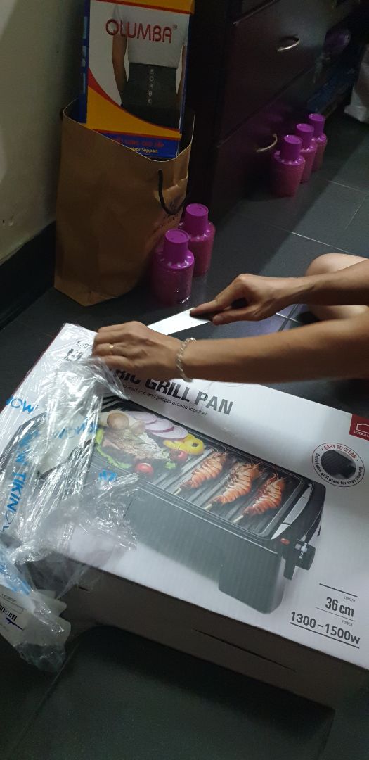 Ưng quá nên mình phải review ngay. Mặt nướng đá chống dính rất tốt, nướng khói rất ít, bếp nóng đều đủ sẽ điều chỉnh nhiệt độ giữ đồ ăn không khét, không dính vào mặt bếp. Mình ban đầu chỉ ngại công đoạn rửa, nhưng thao tác rất dễ. Chỉ cần để mặt bếp nguội, dội qua nước là mỡ và thức ăn thừa sẽ trôi hết, sau đó rửa nhẹ nhàng. Khay đựng mỡ cũng không dây bẩn ra phần dây dẫn nhiệt, rửa mặt bếp và khay mỡ xong chỉ cần lau bếp bằng khăn giấy ướt cho sạch vết mỡ bắn là được