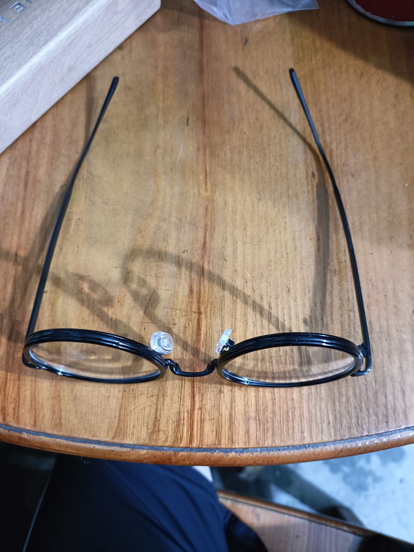 kính đẹp nhưng hơi sắt nên lúc đeo vào hơi bị đau , kính bị bập bênh nhưg ko vấn đề gì vì tự mình có thể chỉnh lại được , nhma cách xử lý của shop khiến mình k mấy hài lòng , vì khi nhận đc kính thì mình phát hiện ra kính bị bập bênh và có nt vs shop , nhưng shop chỉ mình cách xem kính như thế nào này kia kia nọ và mình nói vs shop là kính bị bập bênh , shop bảo shop thấy kính bình thường ! nên thôi mình k nói gì thêm nửa !