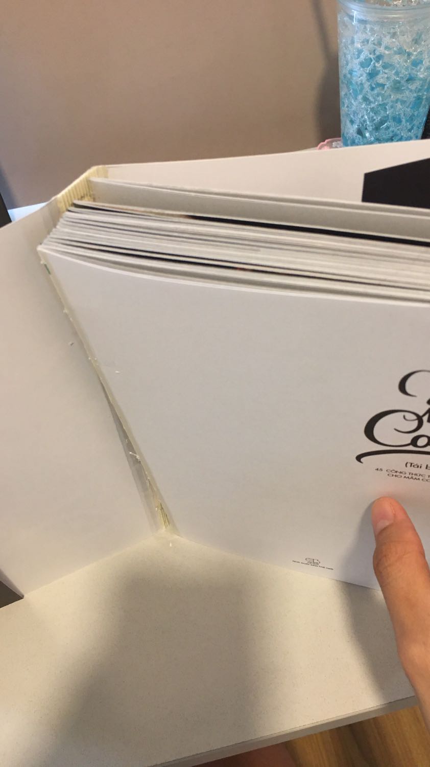 Mình nhận sách hôm 23/12, hôm nay mang ra đọc thì mới đọc được 1 lúc sách đã bị bung hết phần gáy ra như ảnh bên dưới. Mình nghĩ chắc do xưởng in đóng sách ẩu, những phần chỉ khâu ở gáy cũng lỏng lẻo và bung hết rồi. Mong Tiki hỗ trợ vấn đề này.