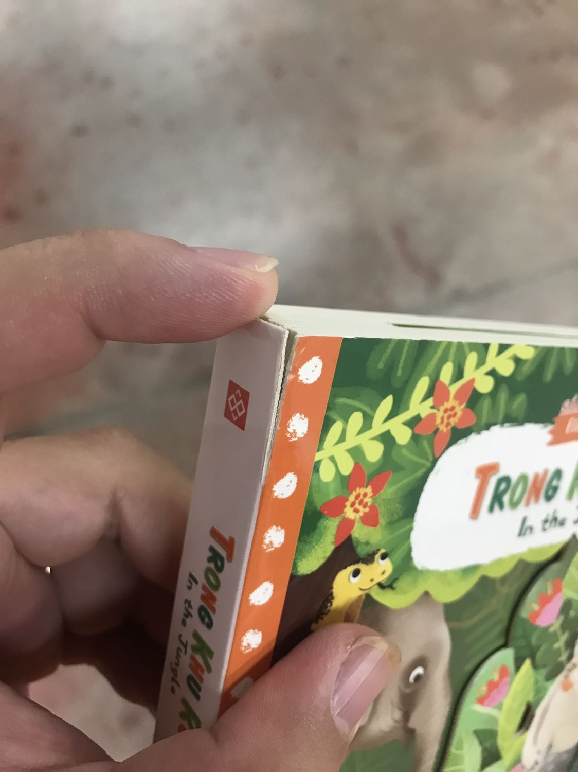 Sách nội dung hay.
Nhưng sản phẩm mình nhận không như mong muốn bị rách ở góc và ở mép bị cong lên thế này đây