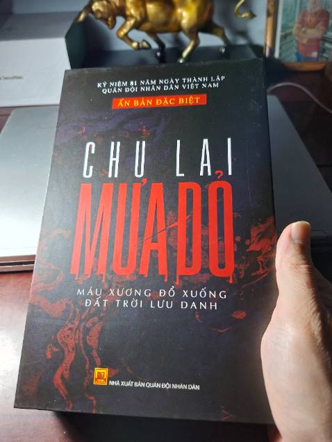 Bản bìa cứng đẹp xuất sắc. Nội dung thì ai cũng biết là rất hay rồi. Một phiên bản vừa đọc vừa lưu giữ như một kỷ niệm đẹp trong năm 2025 của điện ảnh Việt Nam nói chung và điện ảnh QĐND nói riêng