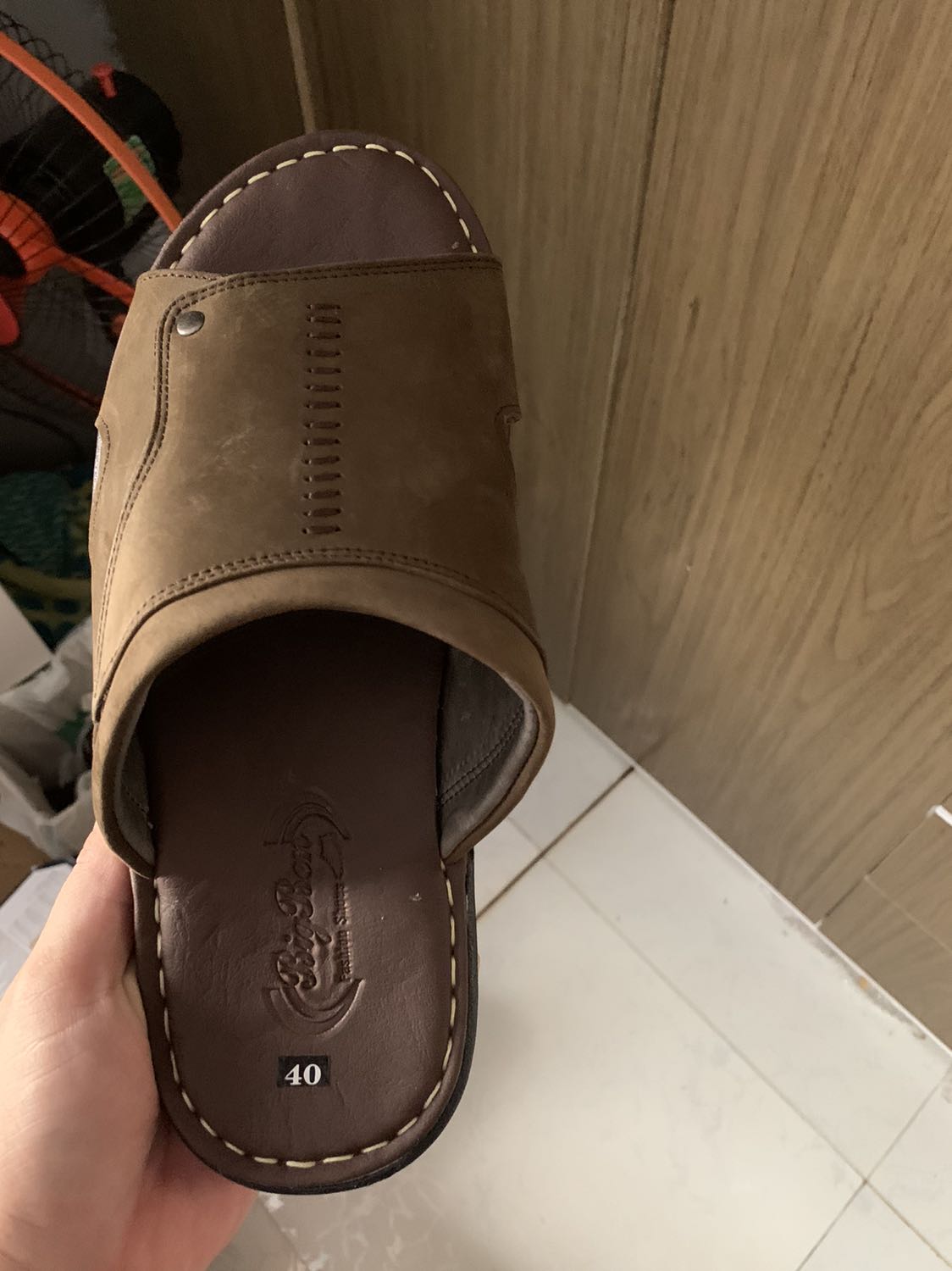 Sản phẩm nhận được y như hình
Dép chắc chắn, khá nặng chân nên nếu ai không thích dép nặng thì nên cân nhắc
Mình chọn chiếc này vì đã có may sẵn rồi, hy vọng bền được 1-2 năm
Giá lúc mua là 270k