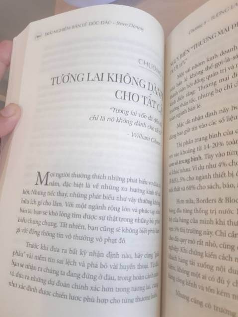 Làm sao để trở nên khác biệt và độc đáo - luôn là vấn đề muôn thuở, đặc biệt là lĩnh vực kinh doanh bán lẻ muôn hình vạn trạng trong thời buổi sớm nở tối tàn hiện nay càng khó khăn hơn. Quyển sách giúp mình nắm được các thành phần thiết yếu để giúp cửa hàng gây ấn tượng với khách hàng. 
Mình rất thích các viết của tác giả, sách về kinh doanh nhưng lại hóm hỉnh không nhàm chán, cảm ơn tác giả và dịch giả đã mang đến quyển sách vô cùng bổ ích, rất đáng đọc.
Chất lượng sách ok, Tiki giao hàng nhanh, mình rất hài lòng.