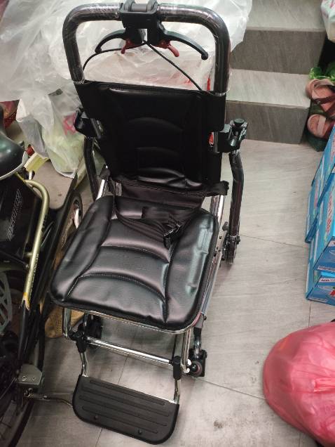 Xe lăn như mô tả, khá nặng, chắc chắn và dễ sử dụng. Sản phẩm được đóng gói kỹ kèm theo phiếu bảo hành và thư cảm ơn của nhà bán.