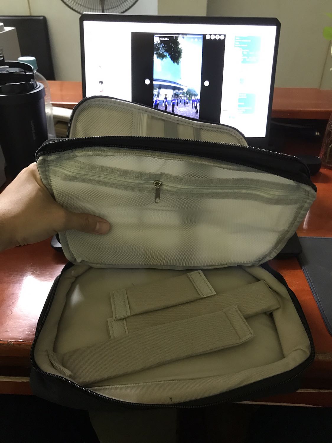 Hàng được đóng gói chắc chắn. Túi phụ kiện dày dặn, đường may tỉ mỉ, k có lỗi gì. Đựng đồ tuỳ theo sở thích cá nhân. Khá tiện.