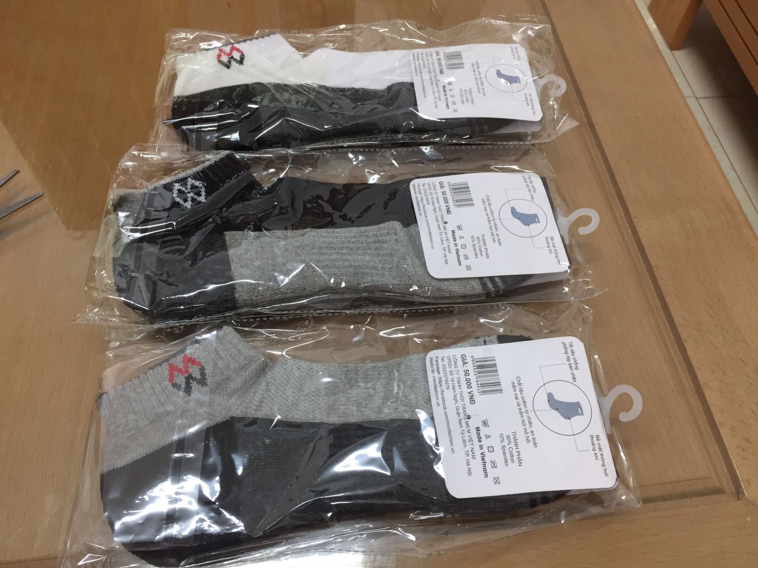 Sản phẩm như mô tả. Giao hàng đúng hẹn. Đóng gói cẩn thận. Giá rẻ hơn niêm yết. Đã thử đi chơi thể thao rất êm và ôm chân. Ủng hộ sản phẩm của shop. Sẽ mua thêm để tặng.