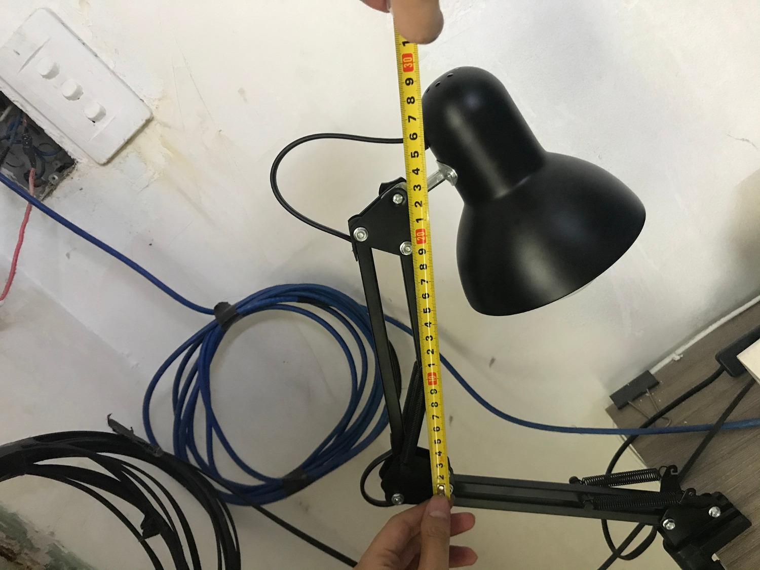 Thông tin ghi chiều dài thân đèn là 38cm và 37cm, chụp đèn 15.5cm nhưng lại giao cho mình đèn nhỏ, thân chỉ có 23cm và chụp đèn cỡ 12cm. Mình gắn cái bóng đèn của mình vô nó lòi ra cả khúc, bật lên chói cả mắt do cái chụp đèn ngắn quá ko che được hết. Đề nghị tiki hỗ trợ đổi trả chứ như vầy mình ko xài được.