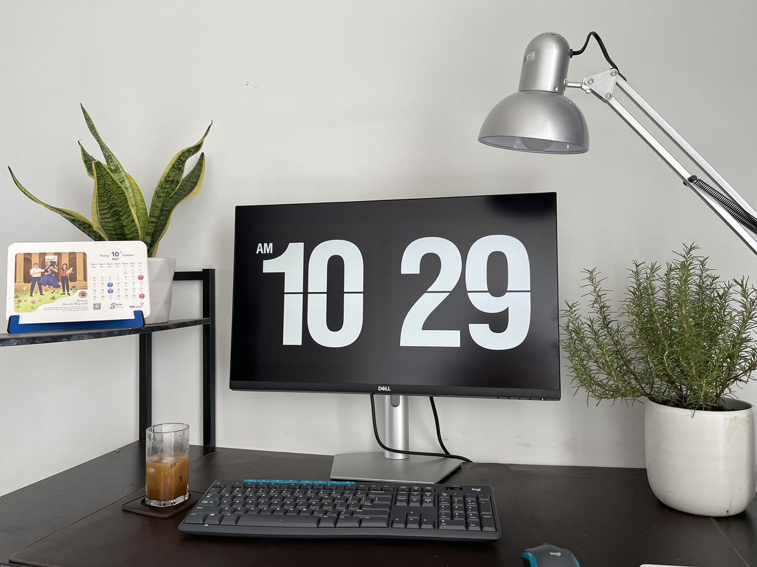 Màn hình đẹp, hiển thị sắc nét, loa nghe ổn rất tiện. Thiết kế đẹp, dễ lắp đặt, tốt trong tầm giá. 
Chỉ có điều chờ hơi đâu, lịch 18/10 mà đến 22/10 mới nhận được hàng, thời gian đặt đến thời gian giao gần 2 tuần :)) cơ bản nếu bạn k gấp thì okela Màn hình đẹp, hiển thị sắc nét, loa nghe ổn rất tiện. Thiết kế đẹp, dễ lắp đặt, tốt trong tầm giá. 
Chỉ có điều chờ hơi đâu, lịch 18/10 mà đến 22/10 mới nhận được hàng, thời gian đặt đến thời gian giao gần 2 tuần :)) cơ bản nếu bạn k gấp thì okela