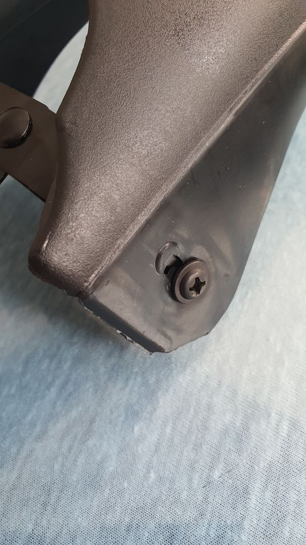 Không có lỗ trên sườn xe để bắt ốc, kg biết lắp ntn. ba via còn nhiều