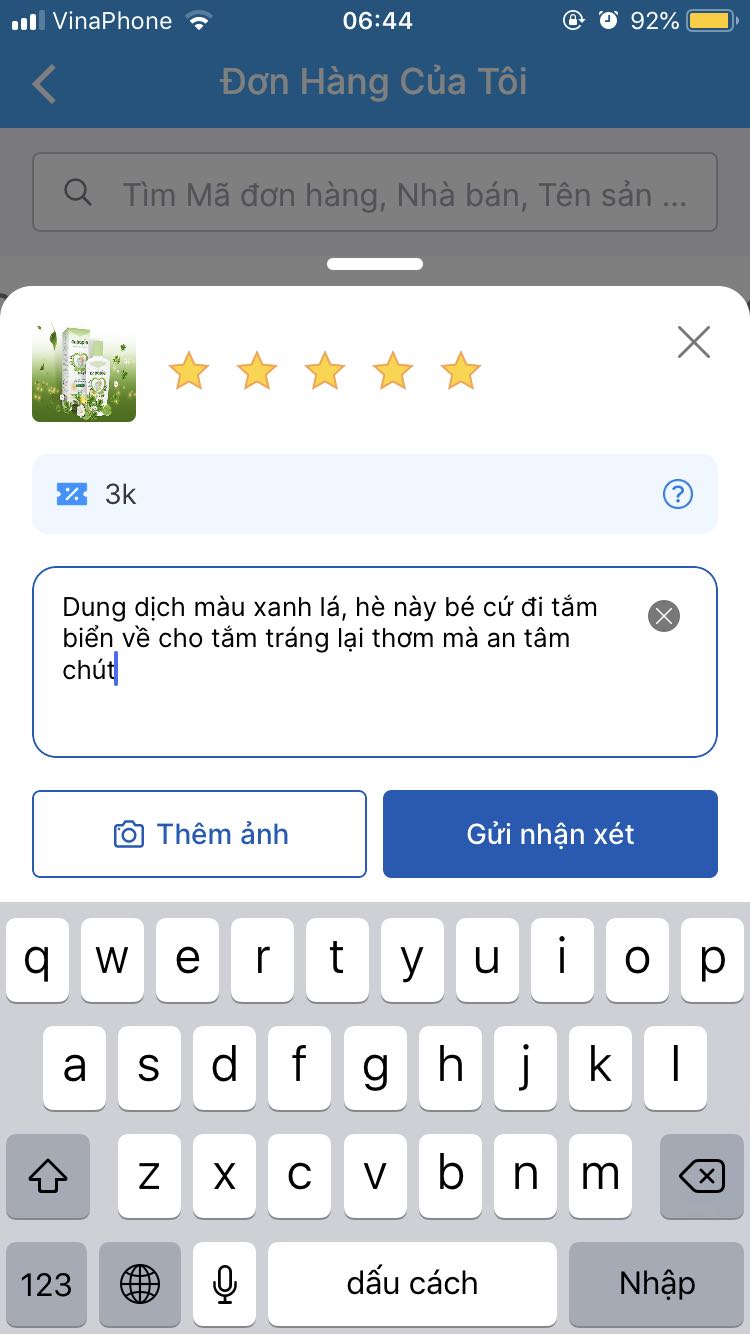 Dung dịch màu xanh lá, hè này bé cứ đi tắm biển về cho tắm tráng lại thơm mà an tâm chút